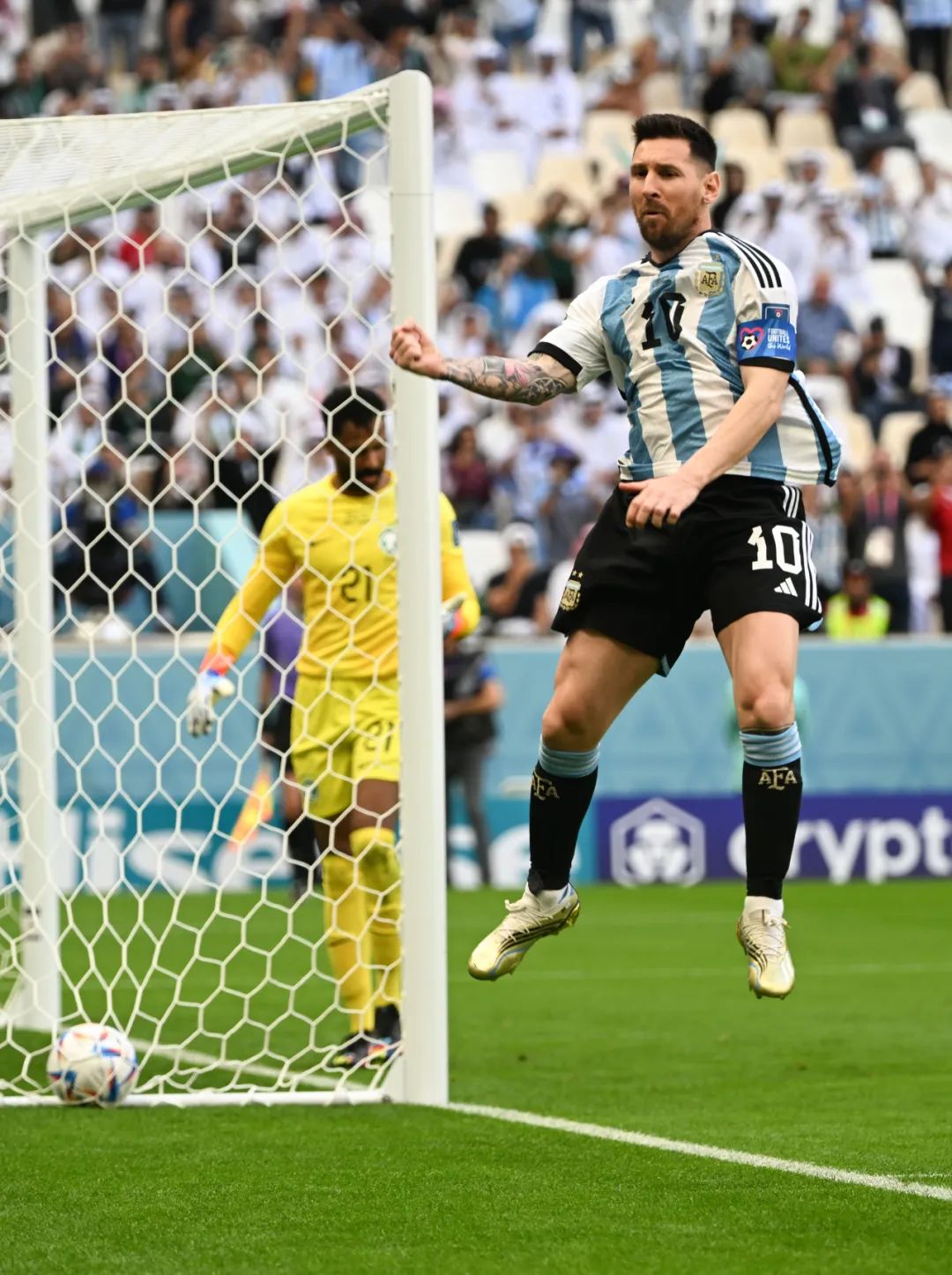 黑白体育直播新闻：爆冷！阿根廷1-2遭沙特逆转，心疼梅西上热搜！阿根廷3粒进球因越位被取消，“黑科技”靠谱吗？