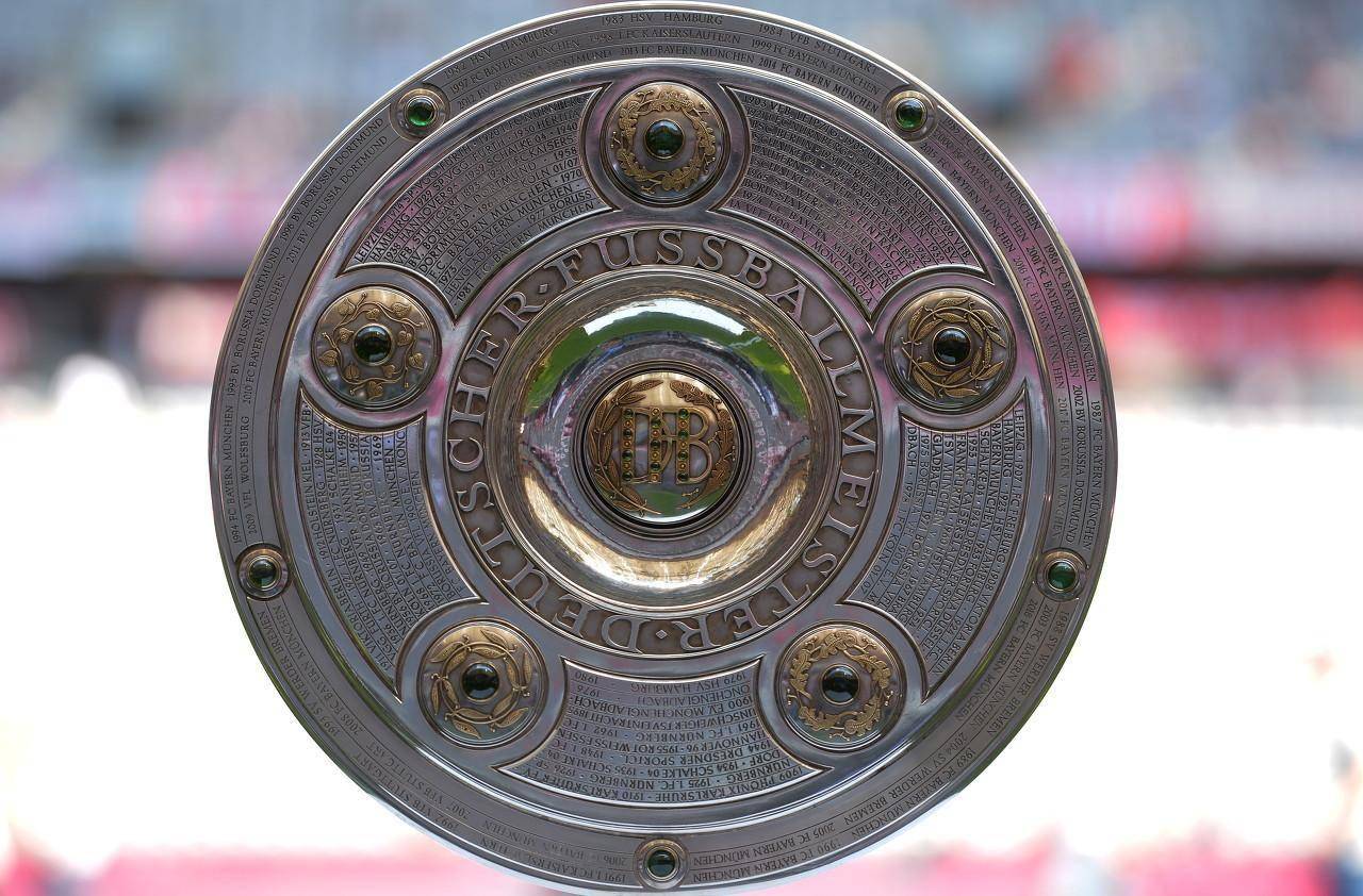 【德甲资讯】记者：德甲冠军奖杯将放在多特主场，拜仁比赛准备复制版 