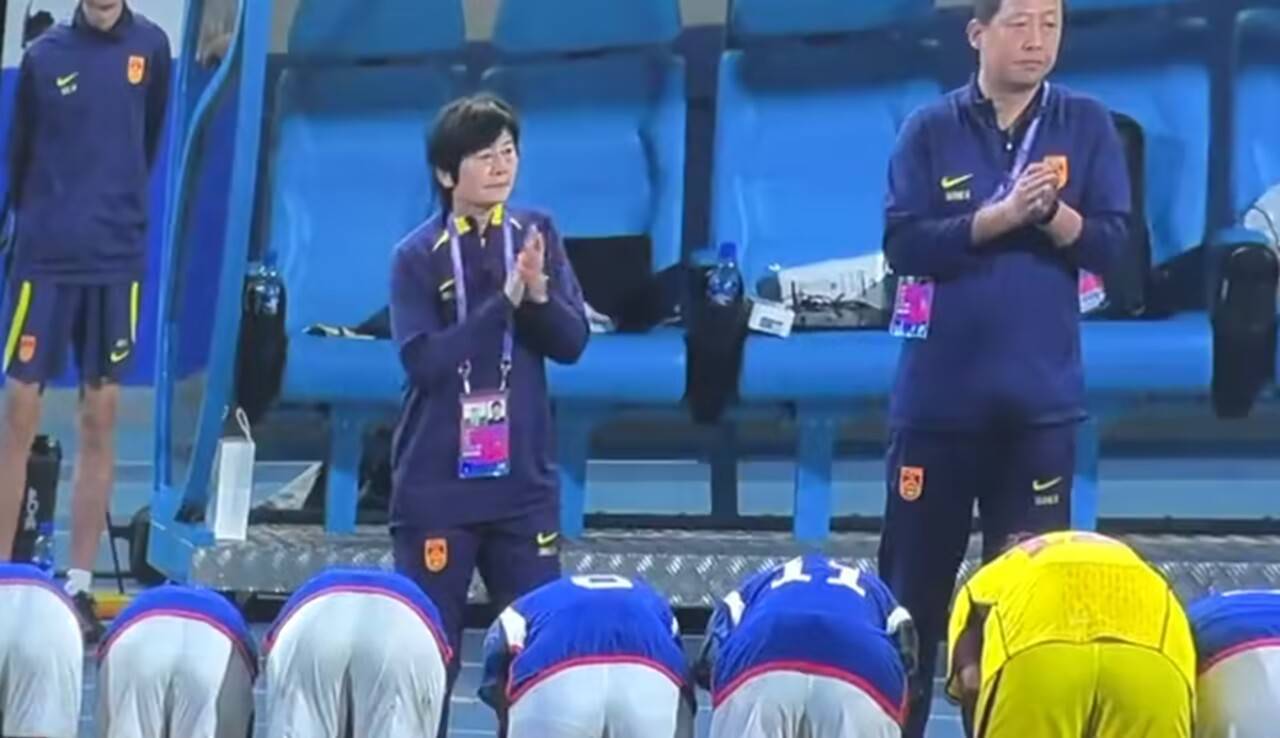 【女足资讯】日本球员对水庆霞鞠躬致谢 水指导遭遇尴尬局面