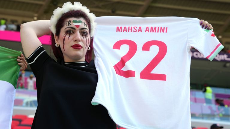 黑白体育直播新闻：伊朗球员唱国歌| Mahsa Amini致敬|球迷骚乱报道?20221125100547