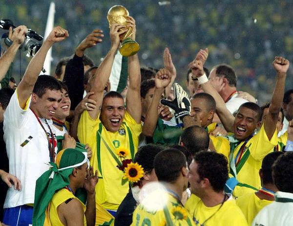 黑白体育直播新闻：2002年世界杯巴西队夺冠阵容
