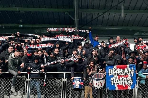 【法甲资讯】:巴黎球迷600人观训，呼吁姆巴佩留队续约。