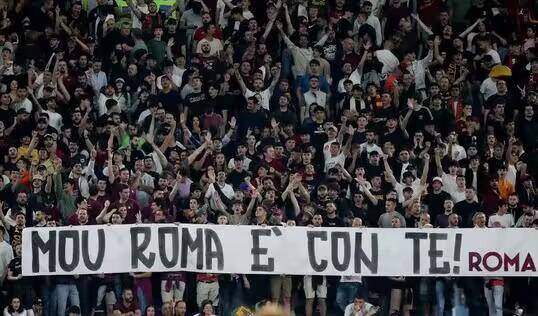 黑白体育直播新闻：【意甲资讯】罗马主场球迷横幅支持穆里尼奥：罗马与你同在，领袖！