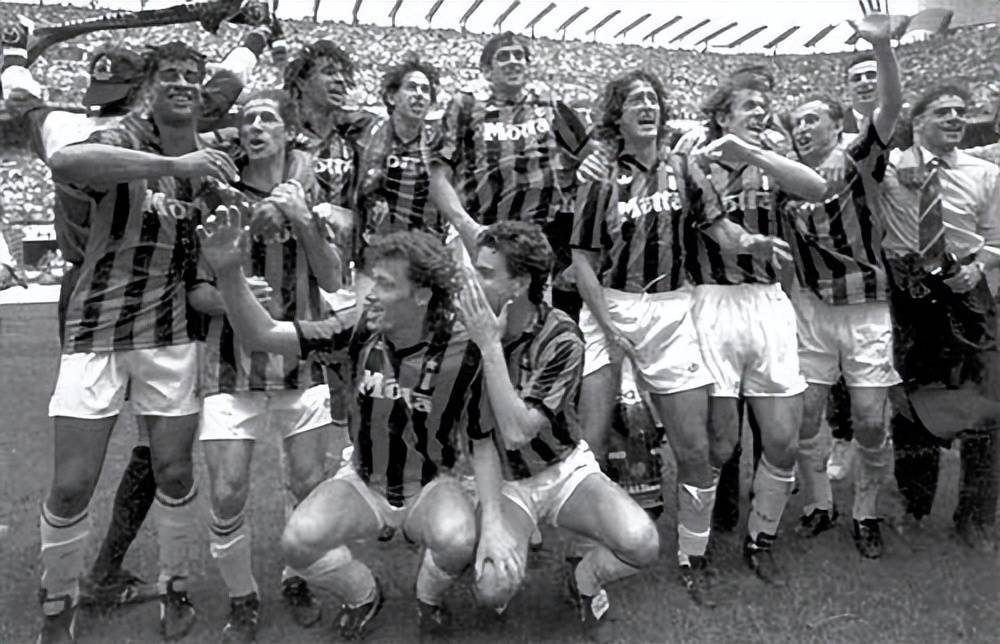 黑白体育直播新闻：【意甲资讯】30年前今天AC米兰意甲夺冠，圣西罗主场庆祝球星你还能认得几个？ 