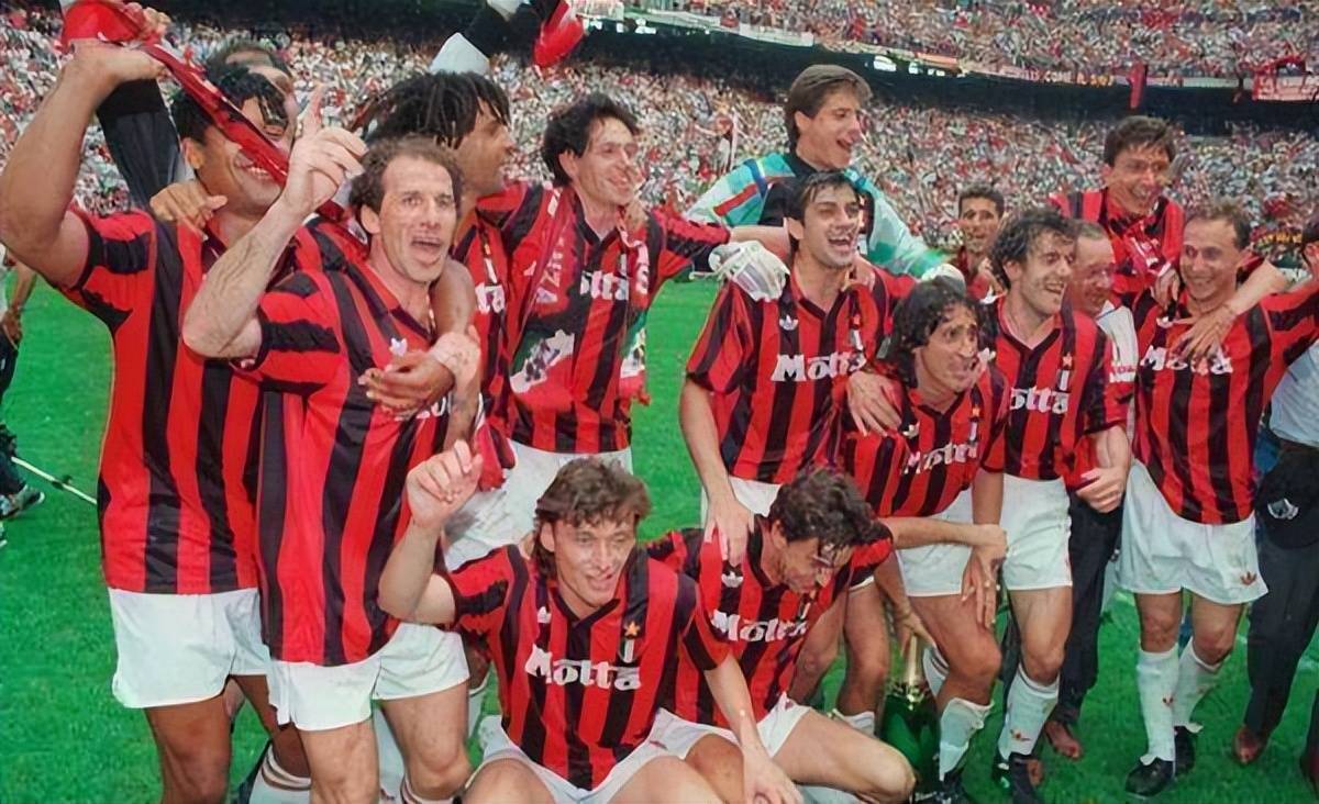 【意甲资讯】30年前今天AC米兰意甲夺冠，圣西罗主场庆祝球星你还能认得几个？ 