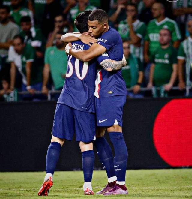 黑白体育直播新闻：欧冠3-1！梅西传射和姆巴佩拥抱，诙谐一幕：不嫌弃梅西的汗臭吗 