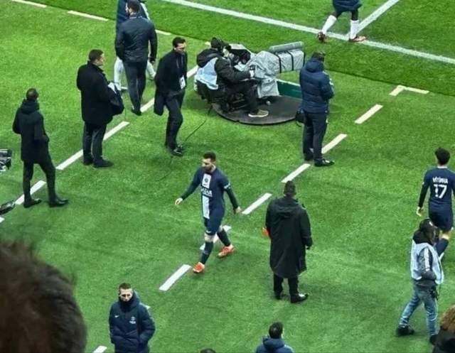 黑白体育直播新闻： 巴黎球迷对梅西忍无可忍：他的精力全放在了安东内拉和阿根廷身上 