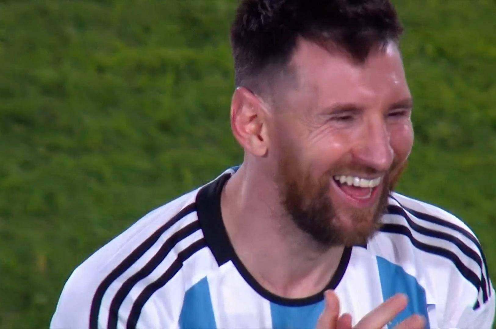 黑白体育直播新闻：记者：梅西在阿根廷尽全力，在巴黎不总是努力&看不到他的笑容 
