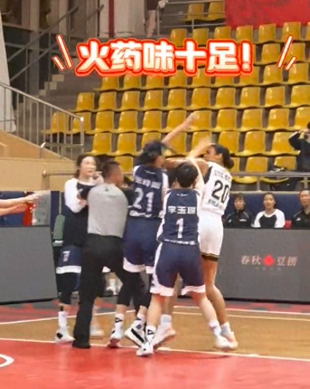 【CBA资讯】广东女篮与新疆女篮比赛中发生严重冲突，尼尔森与张玲阁互殴，裁判出示红牌